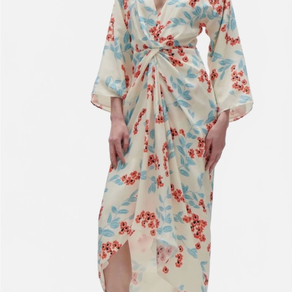 Figue Kyle Dress In Wispy Floral
Cream Hi Low Kimono Sleeves size 2 US 4/6